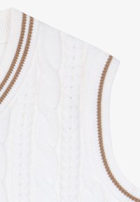 Jersey de punto sin mangas en blanco con detalles a rayas en marrón y crema. Presenta una textura de punto trenzado y un cuello redondo.