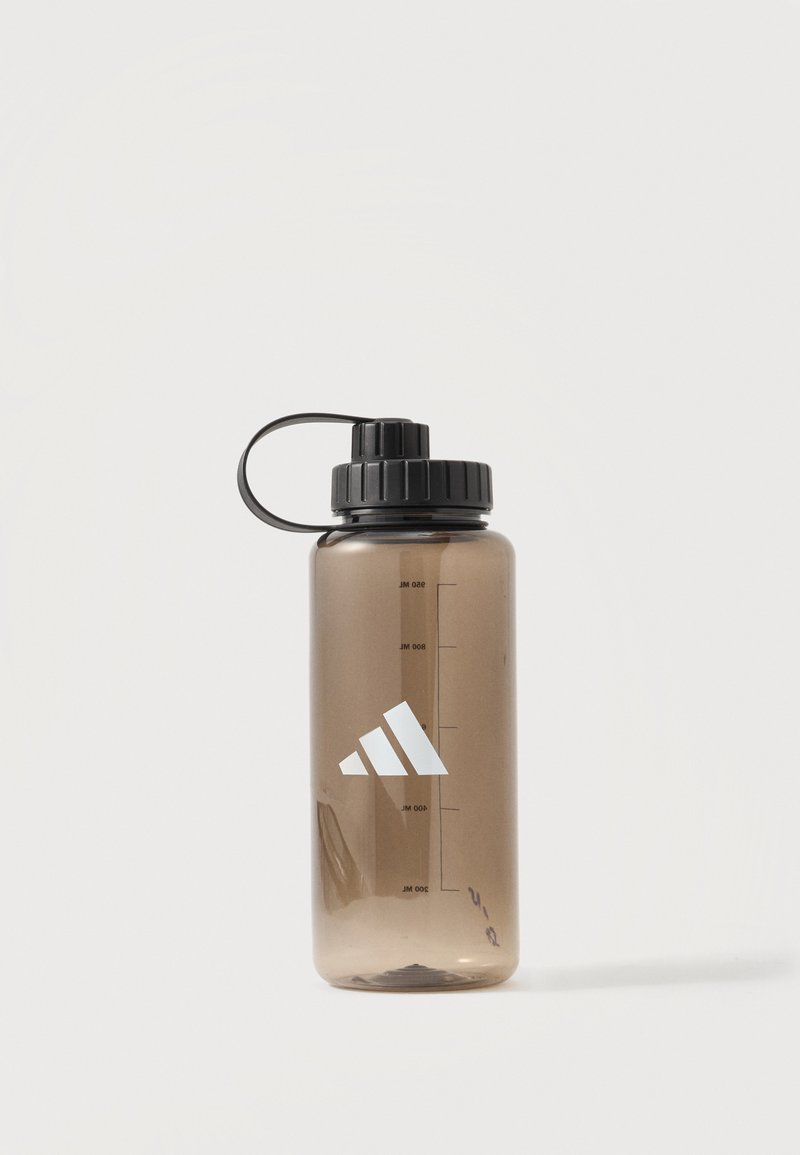 Bouteille d'eau marron transparente avec bouchon à vis noir et anse, marquée avec des mesures de volume et logo Adidas à l'avant.