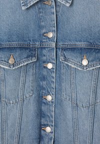 Světle modrá džínová bunda s klasickým límcem, předními cvoky, dvěma náprsními kapsami a kontrastním prošíváním.