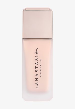 Bouteille en verre givré avec fond de teint liquide beige clair et bouchon carré métallique, étiquetée "Anastasia Beverly Hills."