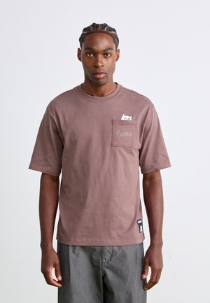 Brun bomulls T-skjorte med korte ermer, med en lomme som har et hvitt kattediagram og en "Puma"-logo på lommen.