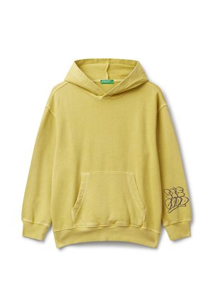 Gelbe Kapuzenjacke mit Fronttasche und schwarzem Graffiti-ähnlichem Text am linken Ärmelbündchen.
