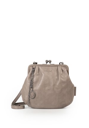 Kleine taupefarbene Ledertasche mit Metallverschluss, Kettendekoration und langem Riemen, vorne mit dem Branding "aunts & uncles".