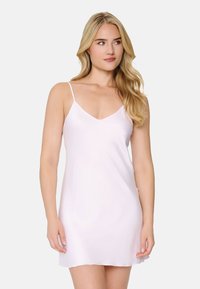 Lys pink, satin glat kjole med tynde spaghetti-stropper, V-hals og en blød tekstur, der har en lidt ujævn kant.