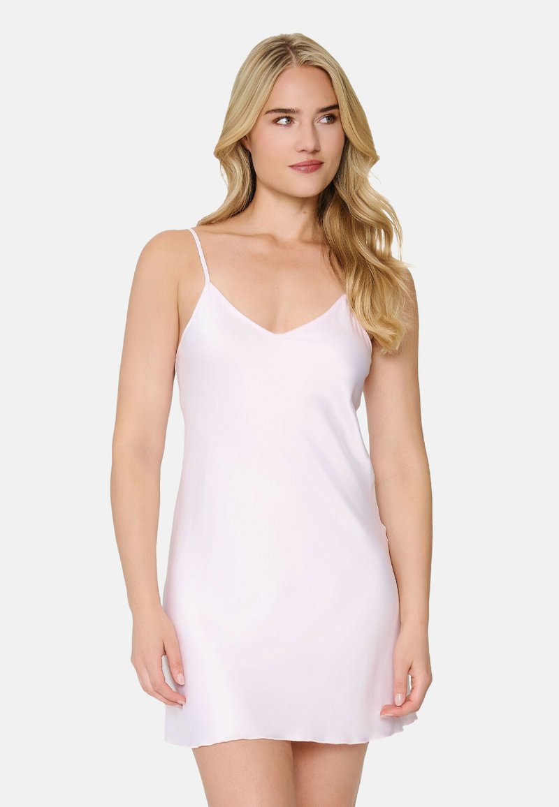 Lys pink, satin glat kjole med tynde spaghetti-stropper, V-hals og en blød tekstur, der har en lidt ujævn kant.