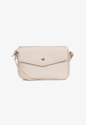Sac bandoulière en cuir beige avec rabat avant, fermeture à bouton doré, coutures apparentes et sangle ajustable sur fond blanc.
