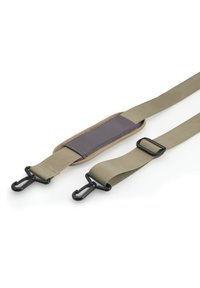 Verstellbarer beigefarbener Stoffgurt mit schwarzen Metallhaken und einem gepolsterten Schulterpolster auf einem weißen Hintergrund.