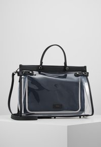 Borsa trasparente con interni blu navy, dettagli in pelle nera, forma strutturata, doppi manici e tracolla removibile.