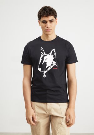 Sort bomulds t-shirt med en hvid illustration af et hundehoved og en rød "HUGO" logo, struktureret rund hals og korte ærmer.