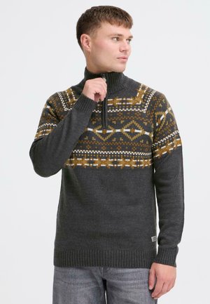 Pull en maille gris foncé avec un col haut. Doté d'un empiècement à motifs en jaune, blanc et marron. Manches côtelées et ourlet, texture douce.