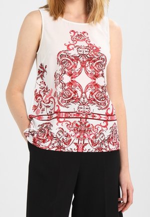 Top sin mangas de tejido blanco con un intrincado patrón barroco rojo, de textura suave y dobladillo recto.