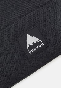 Svart strikket lue med et rektangulært merke med et fjellgrafikk i hvitt og teksten "BURTON" under.