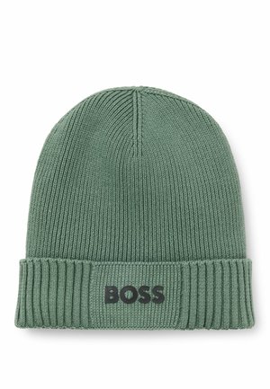 Berretto in maglia di colore verde attenuato con texture a coste. Presenta un orlo piegato e una patch nera con il logo "BOSS" sul davanti.