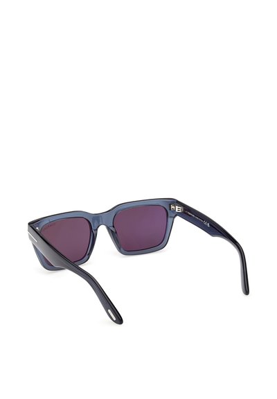 Sluneční brýle se čtvercovým rámečkem s tmavě fialovými čočkami a lesklými černými rameny, směrem ven odkloněnými, na bílém pozadí.