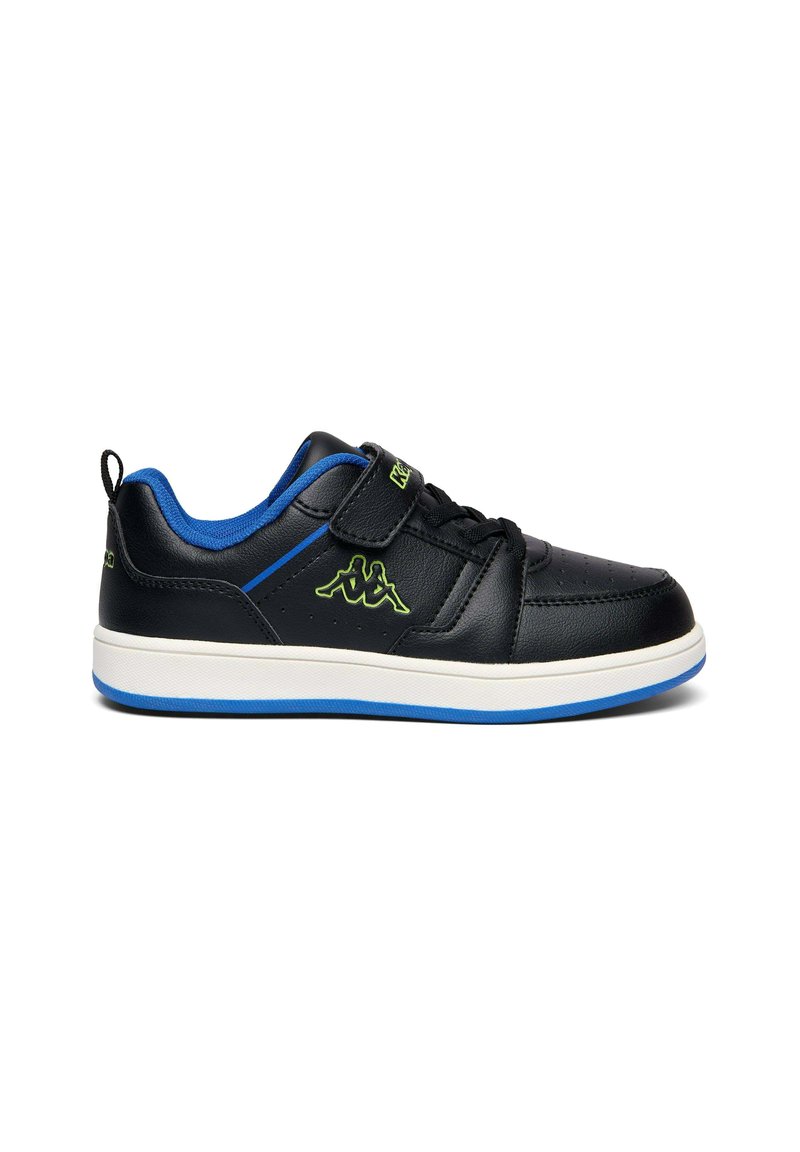 Zapatilla deportiva negra con parte superior de cuero, acentos azules y una correa de velcro. Presenta detalles del logo y una suela de goma blanca con borde azul.