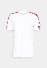 Vit sport t-shirt med röda tre-randiga detaljer på axlarna och logotypdetalj på ärmen. Gjord av lättviktig tyg, korta ärmar.