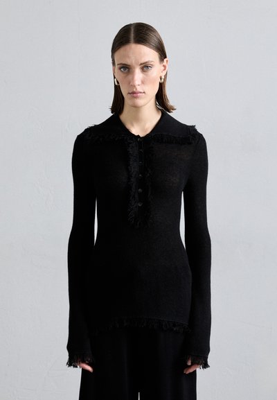 Schwarzer Strickpullover mit Kragen, Knopfleiste und ausgefransten Kanten. Lange Ärmel, weiche Textur und figurbetonte Silhouette.