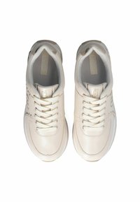 Witte leren sneakers met mesh accenten, ronde neus, gewatteerde kraag en decoratieve studdetails aan de zijkanten. Veters zijn in een standaardpatroon geweven.