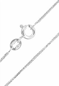 Silberne Halskette mit geflochtenem Design, rundem Federringverschluss und einer runden Plakette mit Punzierungsdetails.