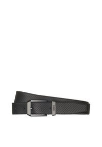 Cinturón negro hecho de material texturizado con patrones diagonales. Presenta una hebilla metálica rectangular con el nombre de la marca en relieve.