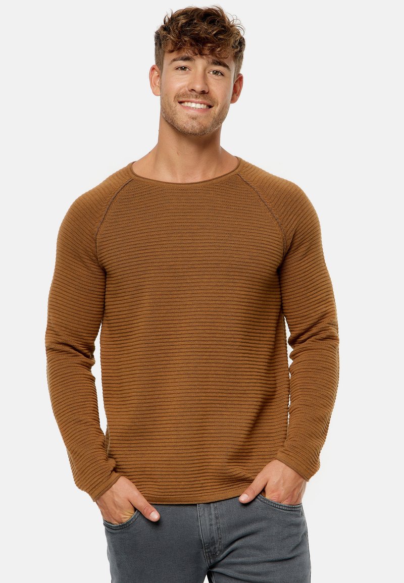 Pull marron à manches longues côtelé avec un large col rond et des manches raglan, fabriqué en tissu tricoté texturé. Coupe décontractée.
