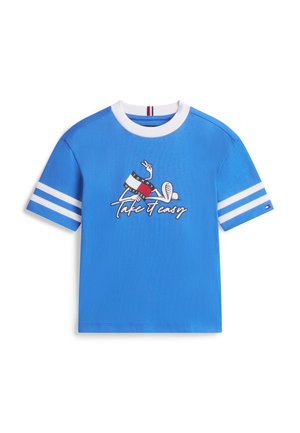 Blaues kurzärmliges T-Shirt mit weißem Rundhalsausschnitt und Ärmelstreifen, mit einer Grafik einer sich zurücklehnenden Person und dem Text "Take it easy" in der Mitte.