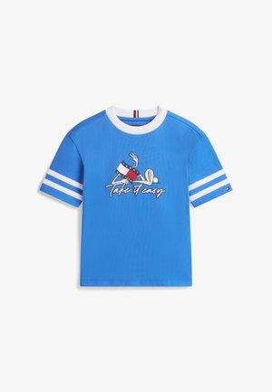 Kék rövid ujjú póló fehér, kerek nyakkivágással és ujjcsíkkal, középen egy fekvő személy grafikával és "Lazíts" felirattal.