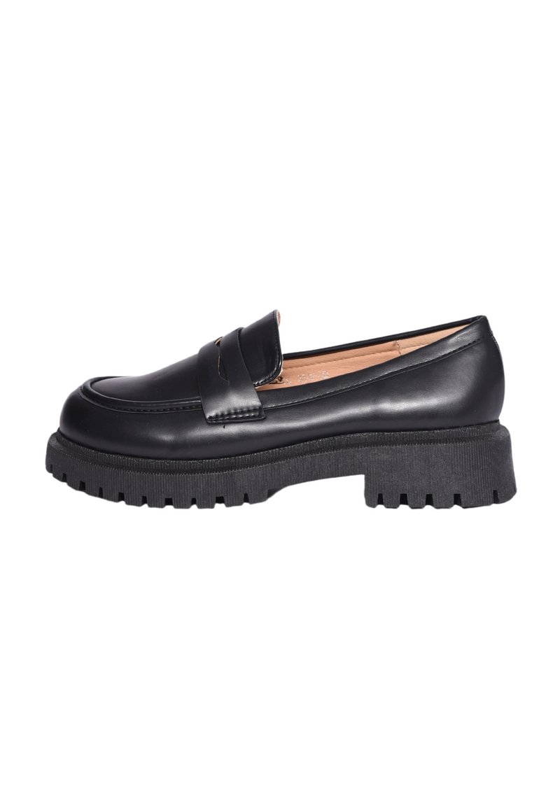 Mocassino in pelle nera con punta arrotondata, dettaglio della cintura decorativa e suola in gomma nera testurizzata con profilo chunky.