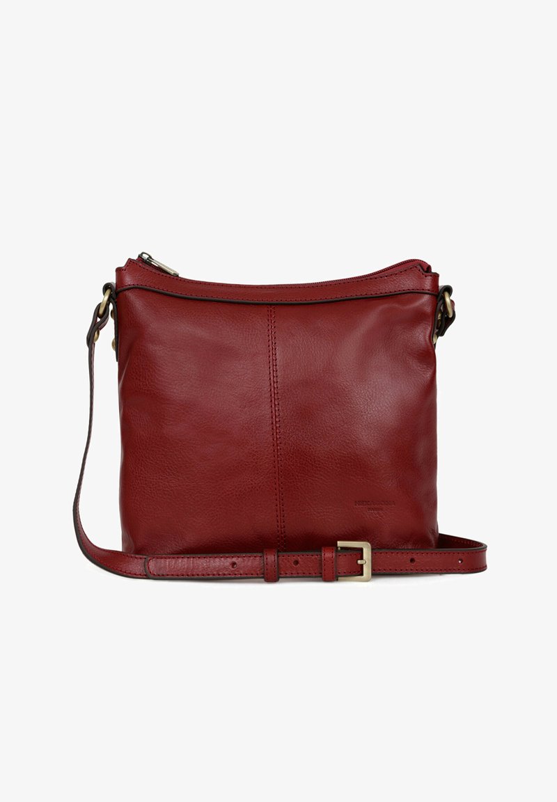 Borsa a tracolla rossa in pelle con una texture liscia, chiusura superiore con zip e una tracolla regolabile. Presenta un logo del marchio inciso in modo sottile sul davanti.