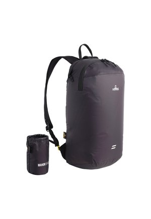 Compacte zwarte rugzak met verstelbare banden en een trekkoordzakje, gebrandmerkt met "Nomad" en "MAHON 18" op een witte achtergrond.