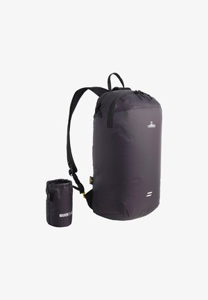 Compacte zwarte rugzak met verstelbare banden en een trekkoordzakje, gebrandmerkt met "Nomad" en "MAHON 18" op een witte achtergrond.