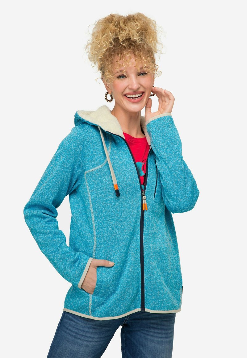 Felpa blu con texture, cappuccio foderato in pile chiaro, chiusura con zip, tasche laterali e dettagli con cordino.