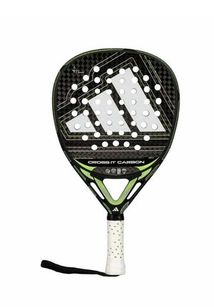 Padelracket gemaakt van koolstofvezel met een zwart oppervlak, groene accenten en witte perforaties. Voorzien van een textuurhandvat en polsbandje.
