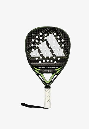 Padelracket gemaakt van koolstofvezel met een zwart oppervlak, groene accenten en witte perforaties. Voorzien van een textuurhandvat en polsbandje.