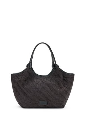 Bolso tote tejido negro con doble asa y una placa rectangular con la marca en la parte inferior delantera, exhibido sobre un fondo blanco.