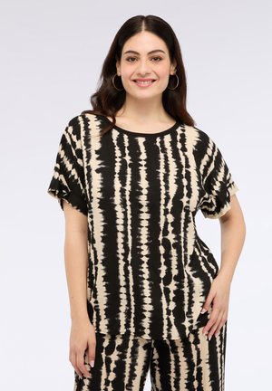 Cămașă scurtă cu mâneci din material tie-dye în nuanțe de negru și bej, cu decolteu rotund, având dungi orizontale și verticale dintr-un material moale, cu o croială lejeră.