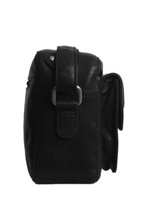 Schwarze Leder-Umhängetasche, kompakte Form, glatte Textur, mit einem Seitenriemen und einem Klappenverschluss mit silbernen Hardware-Details.