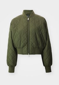 Prošívaná bomber bunda v olivově zelené barvě s stojáčkovým límcem, předním zipem a žebrovanými manžetami. Má boční kapsy a zkrácený design.