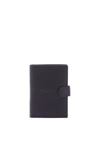 Portafoglio in pelle nera con una texture liscia, dotato di chiusura a pulsante e logo impresso sulla parte anteriore. Forma rettangolare compatta.