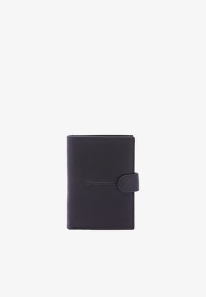 Zwarte leren portemonnee met een gladde textuur, voorzien van een drukknoopsluiting en een reliëflogo aan de voorkant. Compact rechthoekig model.