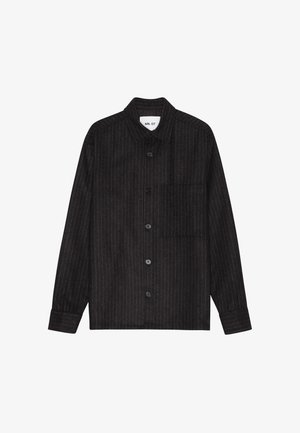 Zwarte en grijze gestreepte shirt met een kraag, knopen aan de voorkant en een borstzak. Eenvoudig, modern ontwerp geschikt voor casual of formele gelegenheden.