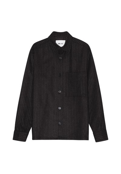 Zwarte en grijze gestreepte shirt met een kraag, knopen aan de voorkant en een borstzak. Eenvoudig, modern ontwerp geschikt voor casual of formele gelegenheden.