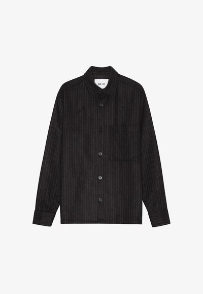 Camicia a righe nere e grigie con colletto, bottoni frontali e taschino sul petto. Design semplice e moderno adatto per un abbigliamento casual o formale.