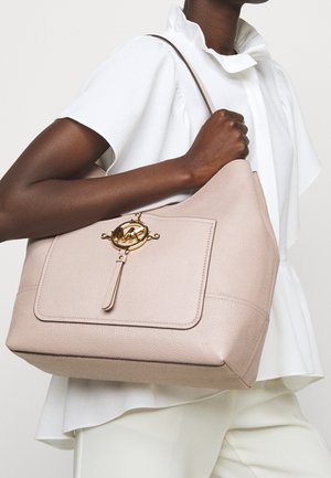 Borsa tote in pelle rosa tenue con finitura testurizzata, caratterizzata da un dettaglio logo in tonalità dorata e un design spazioso.