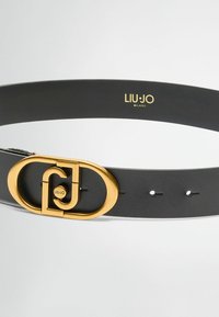 Schwarzer Ledergürtel mit einer goldfarbenen ovalen Schnalle und einem doppelten "L"-Logo. Mit kleinen Löchern zur Anpassung akzentuiert.