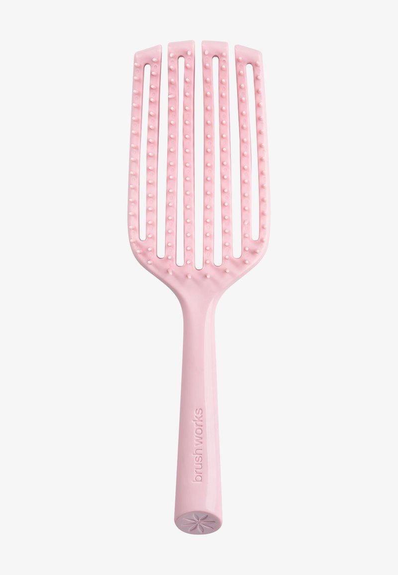 Brosse à cheveux en plastique rose avec une palette ajourée et des poils arrondis, conçue pour démêler et masser délicatement le cuir chevelu.