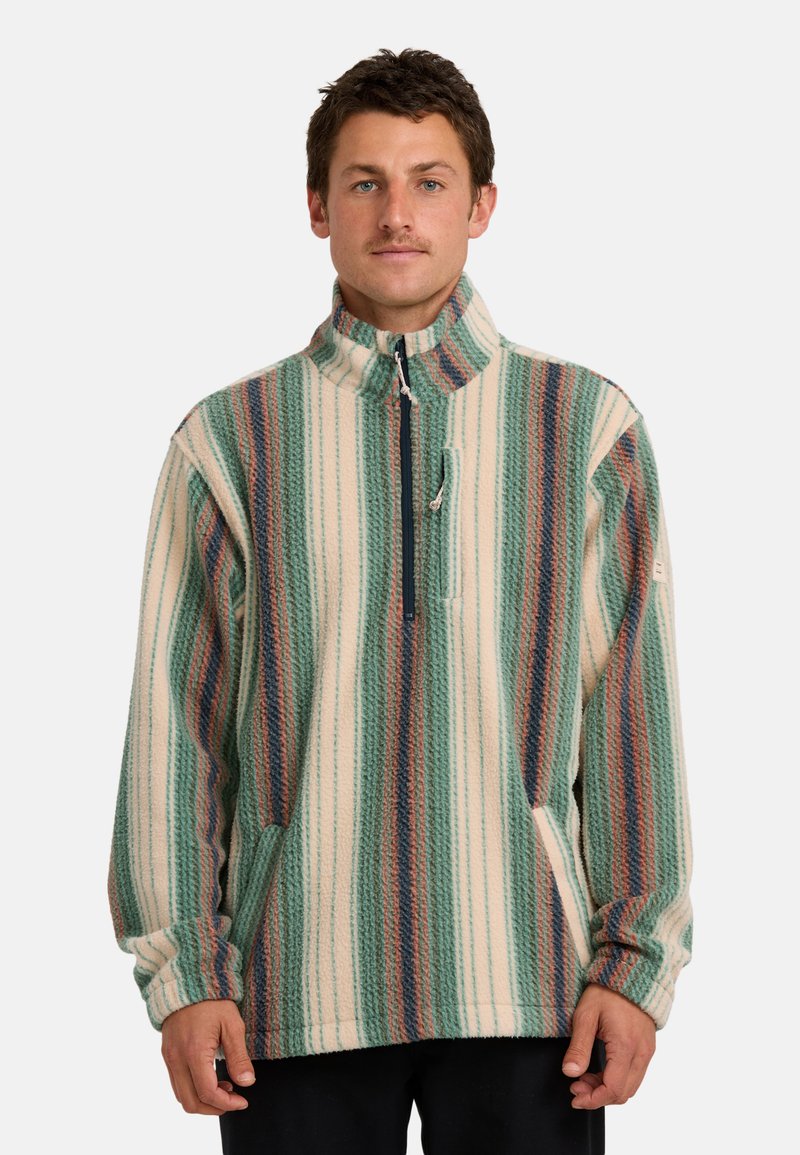 Fleece pullover, gestreept in groen, crèmekleur en roestkleur. Heeft een hoge kraag, een rits aan de voorkant en zijzakken. Zachte, textuurvolle stof.