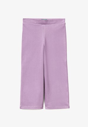 Lila sportshorts, gemaakt van rekbare stof, met een hoge tailleband en een gladde textuur zonder patronen of hardwaredetails.