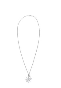 Sudraba ķēdes kaklarota ar riteņveida piekari, kas ir aprīkots ar astoņām stūru un ankrveida detaļām centrā, gluda tekstūra un minimālistisks dizains.