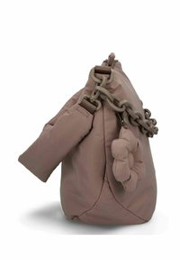 Sac à main taupe gonflé avec une bandoulière en chaîne et un accent floral. Présente une texture lisse, une forme arrondie et un compartiment zippé.